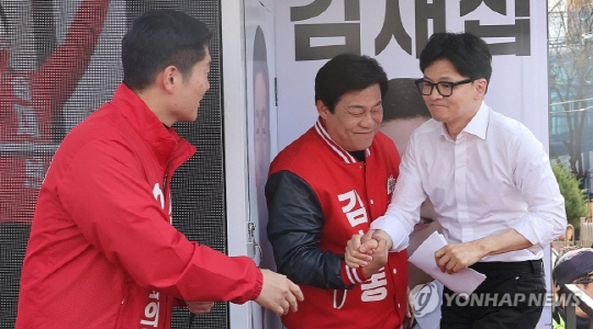 국민의힘 한동훈 비상대책위원장이 4일 도봉구 창동에서 김재섭 후보 지원유세를 하고 있다. 연합뉴스